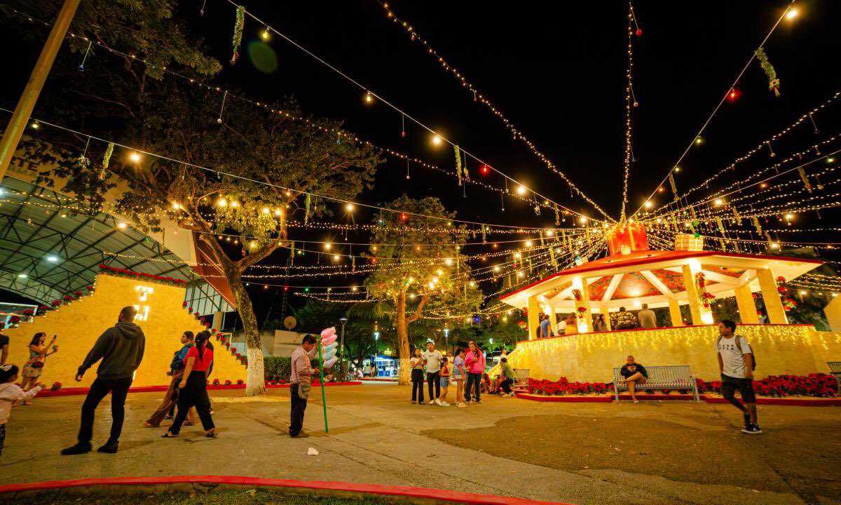 Adornos navideños en quiosco remodelado.