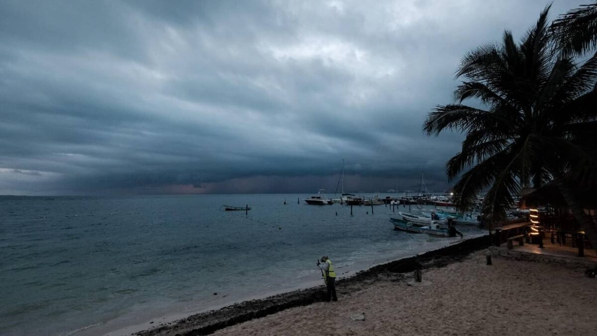 Frente frío en el Caribe mexicano.