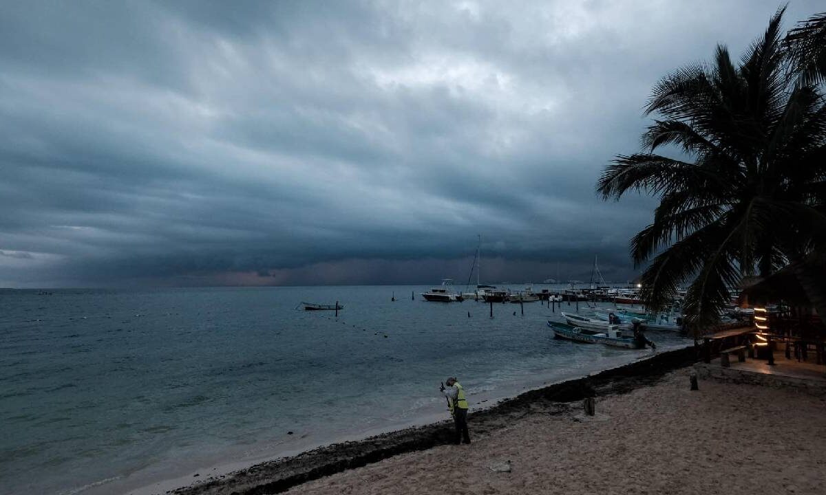 Frente frío en el Caribe mexicano.