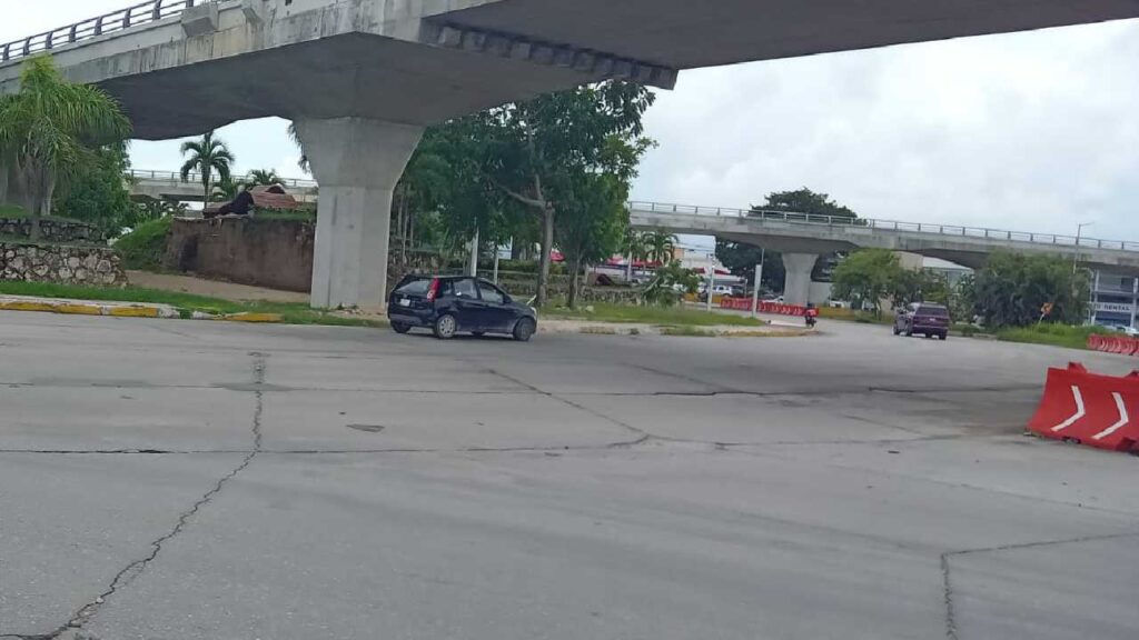 Continúan algunos cierres viales en cancún.