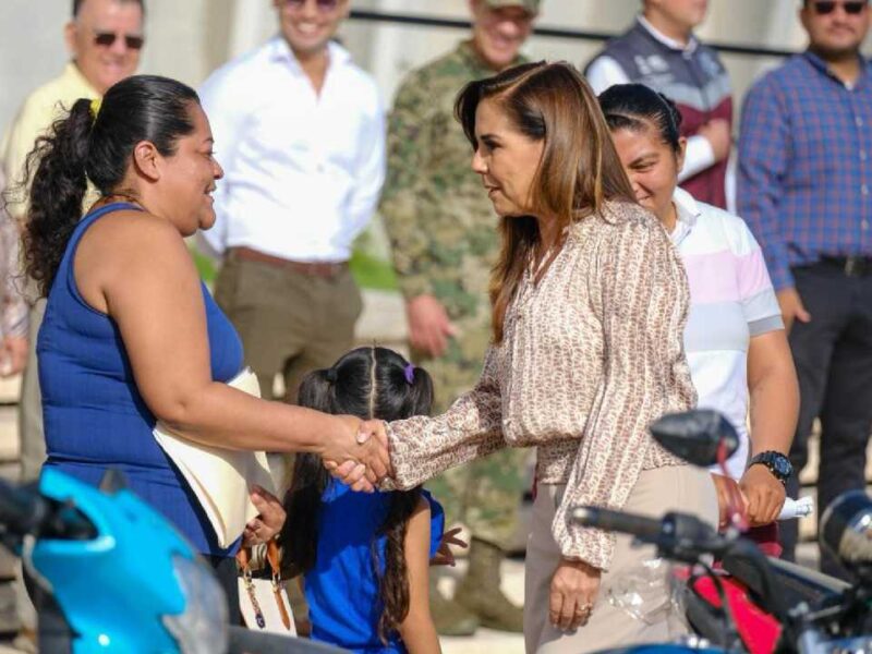 Regresan a sus dueños 22 vehículos recuperados en Cancún; Mara Lezama los entrega