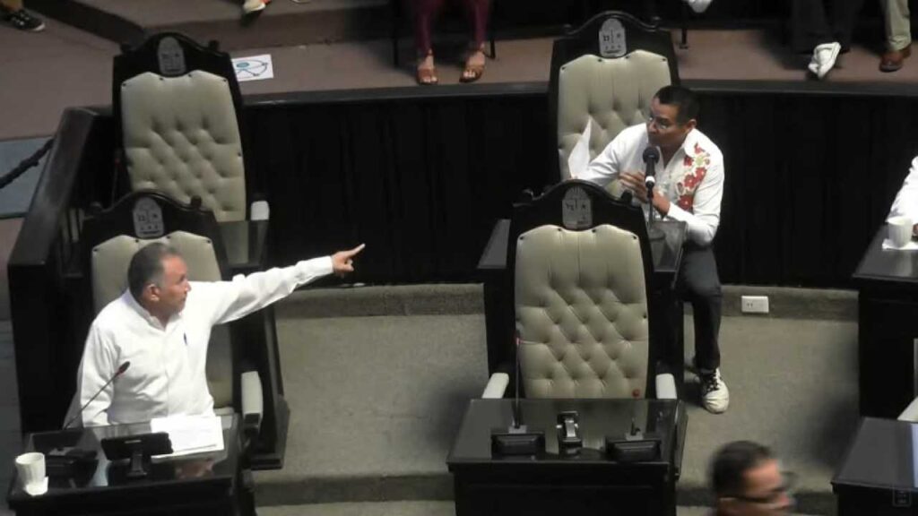 Choque en el Congreso de Quintana Roo.