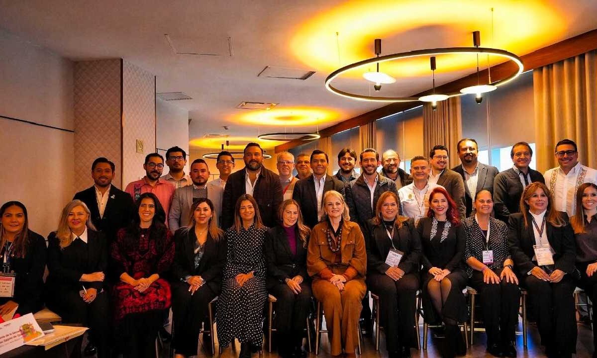 Asetur sostuvo una reunión.