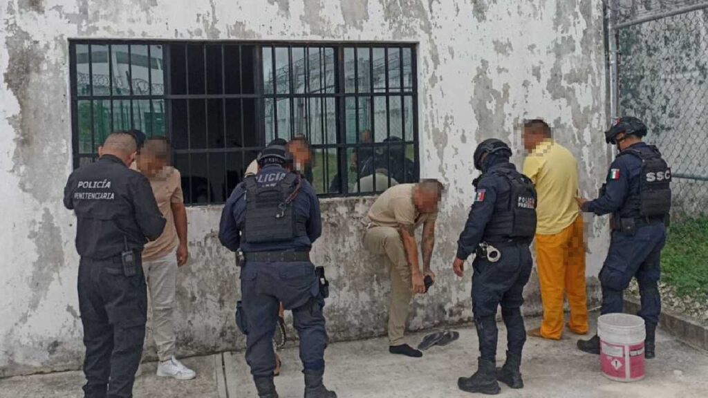 Operativo de traslado en la cárcel de Cozumel.