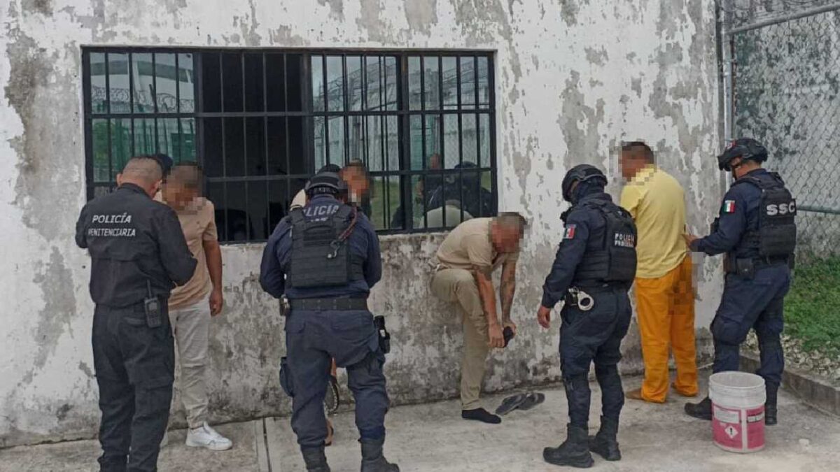 Operativo de traslado en la cárcel de Cozumel.