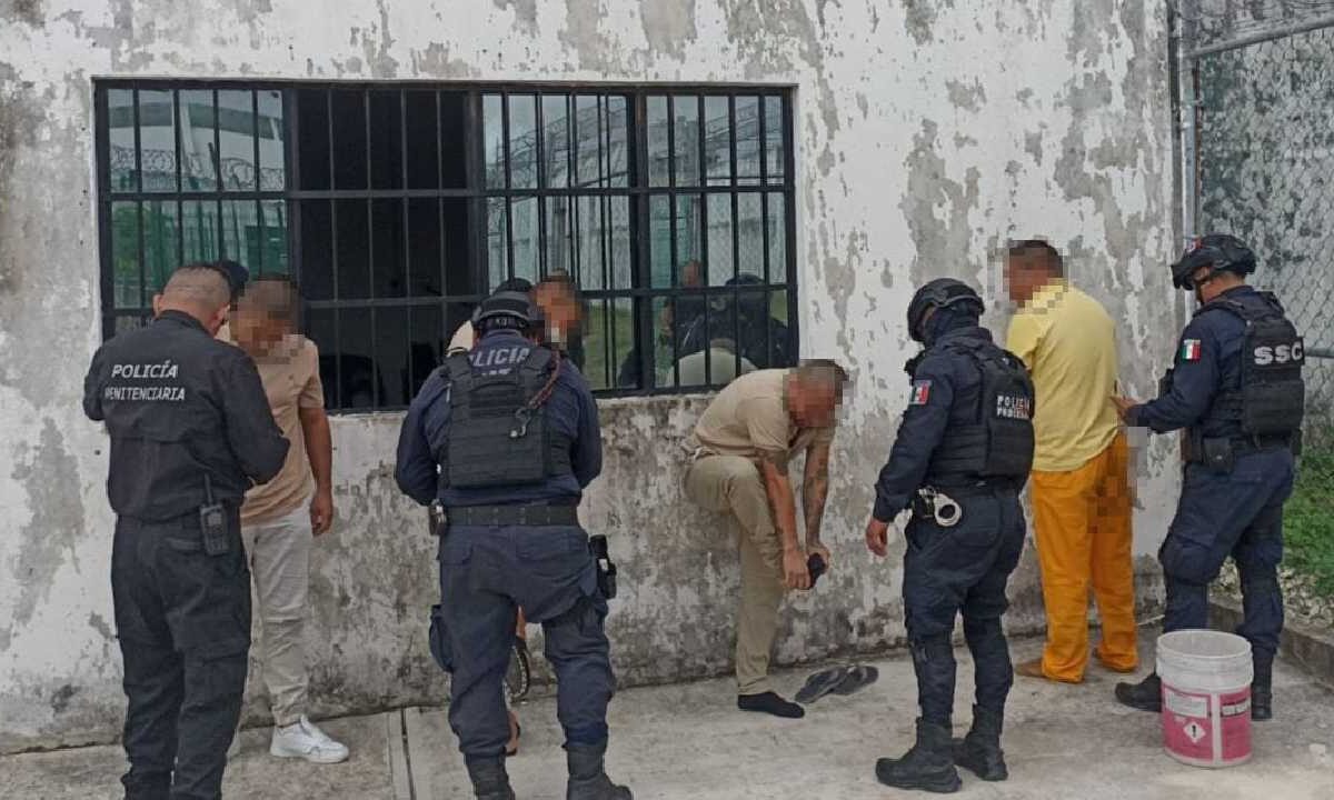 Operativo de traslado en la cárcel de Cozumel.
