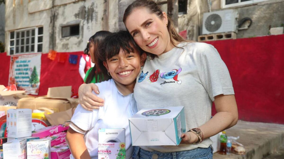 Atenea Gómez Ricalde entrega juguetes en centros ecolares.