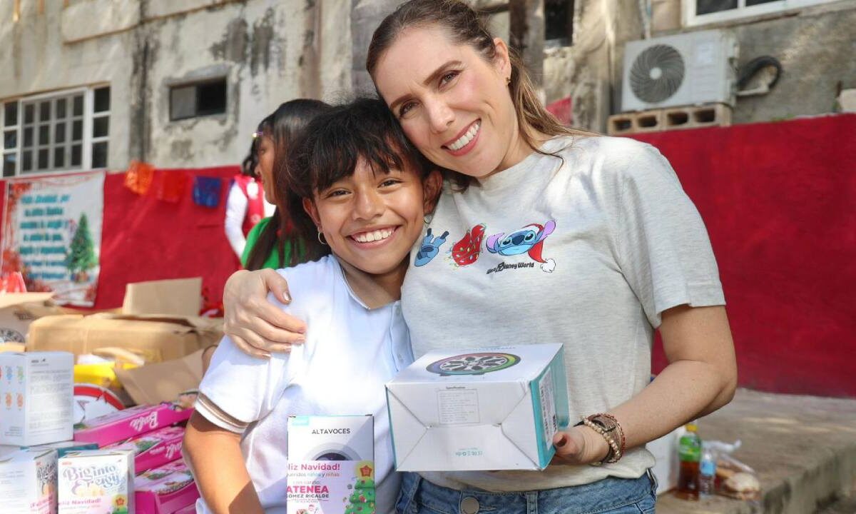 Atenea Gómez Ricalde entrega juguetes en centros ecolares.