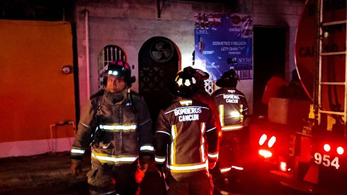 Bomberos de Cancún controlan incendio.