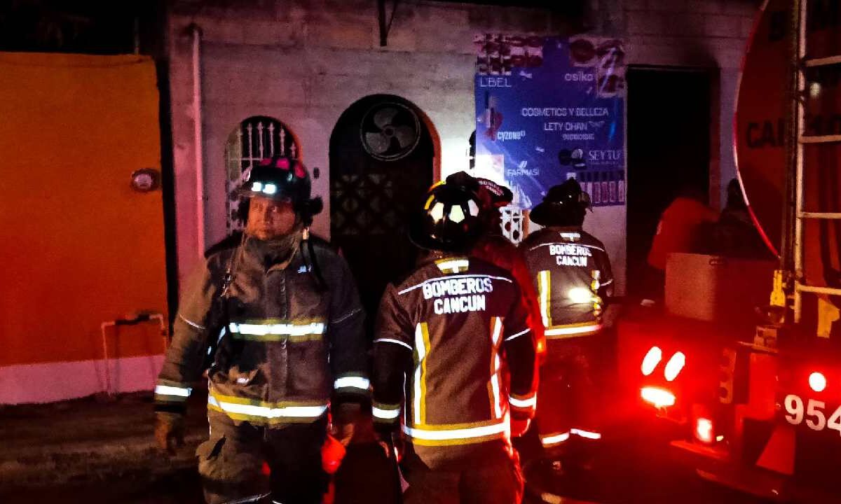 Bomberos de Cancún controlan incendio.