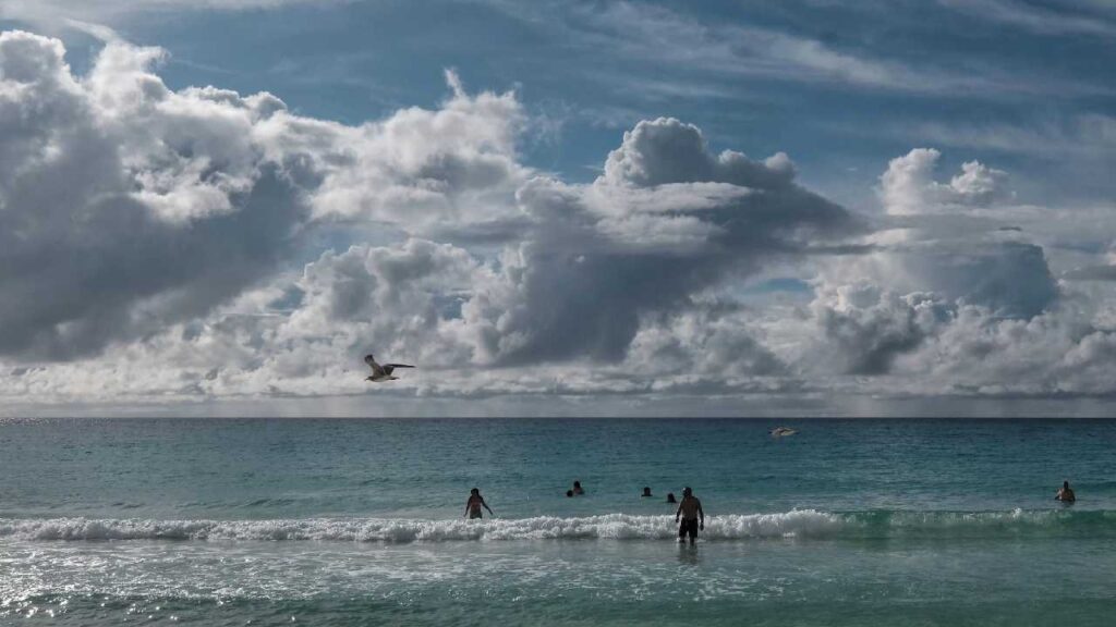 Prevén cielo nublado y lluvias.