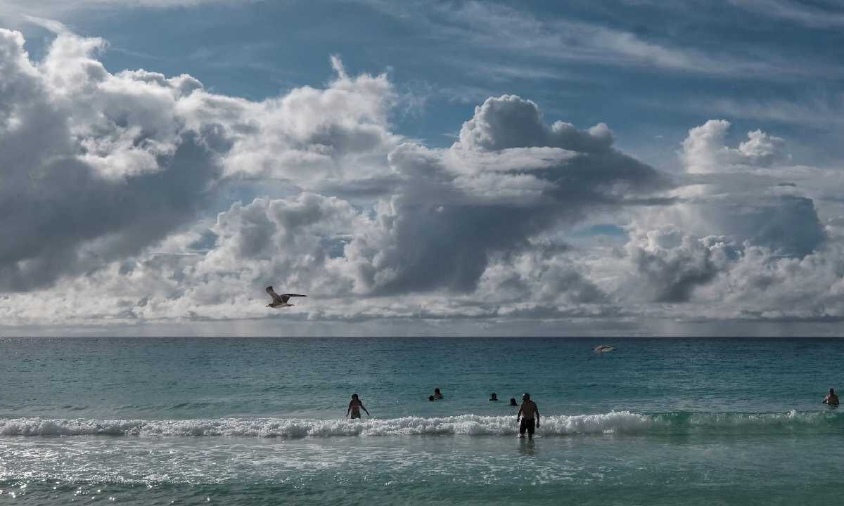 Prevén cielo nublado y lluvias.