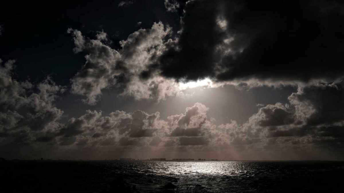 Prevén nublados y lluvias.