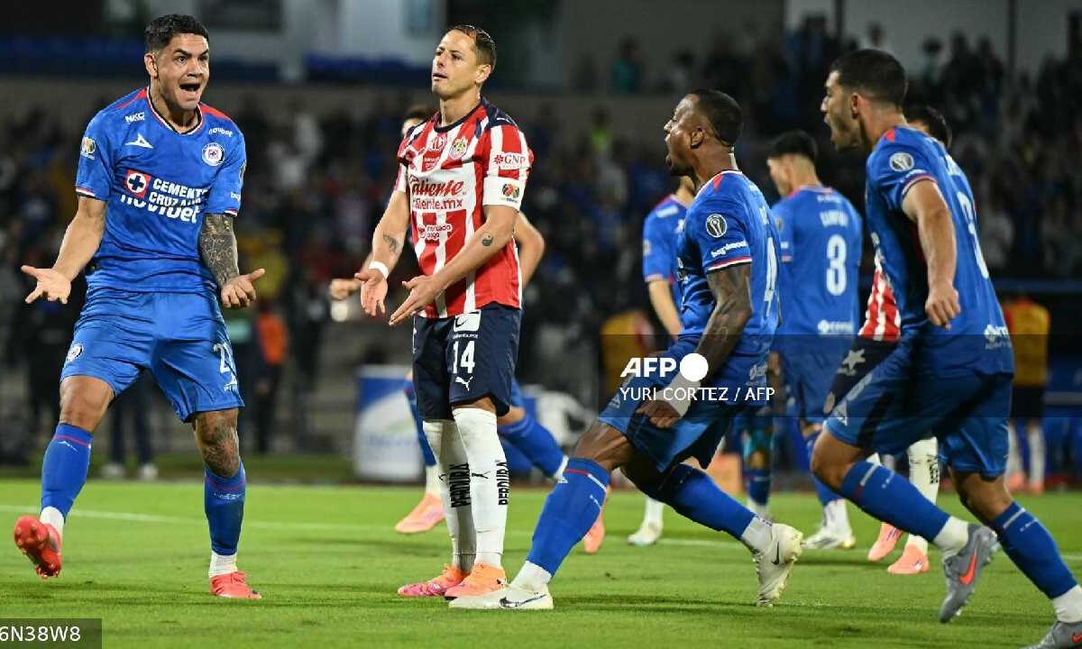 Cruz Azul avanza.