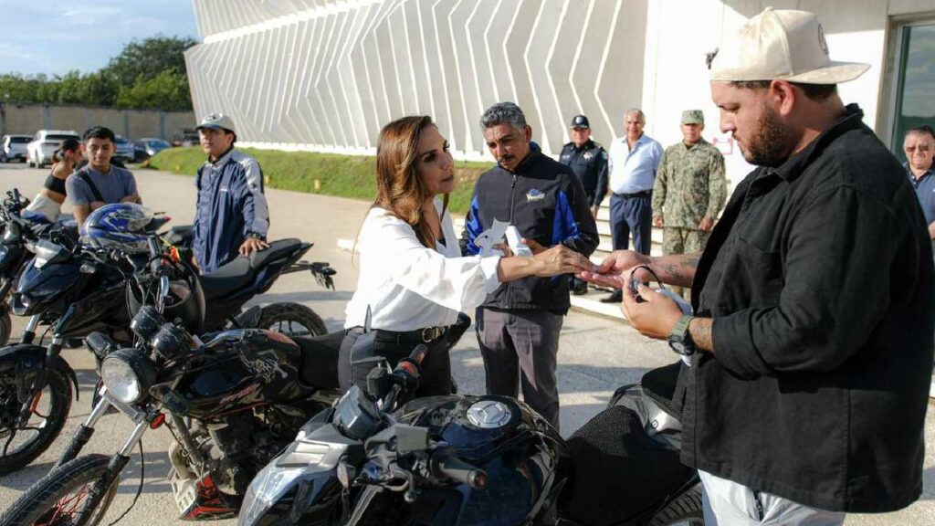 Entregan motos recuperadas.