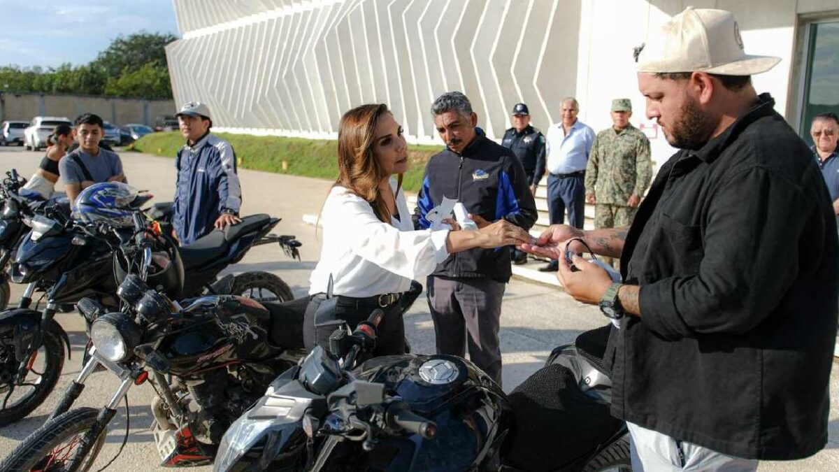 Entregan motos recuperadas.