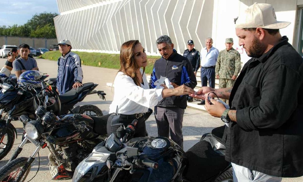 Entregan motos recuperadas.