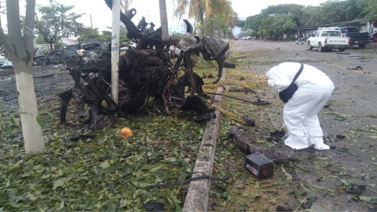 Indagan estallido de supuesto coche bomba.
