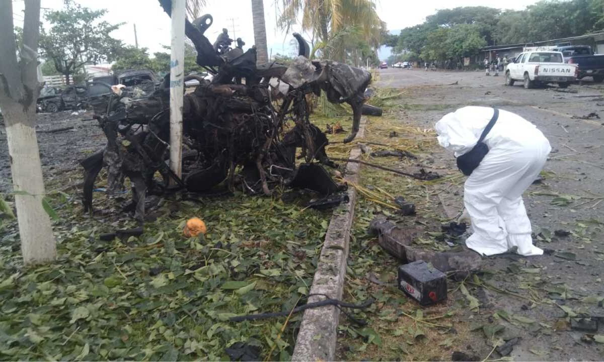 Indagan estallido de supuesto coche bomba.