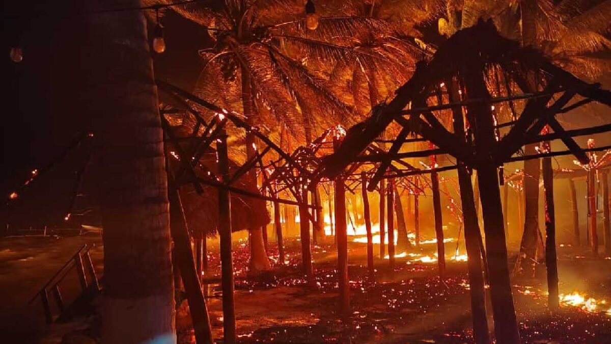 Incendio de palapas en Mahahual.