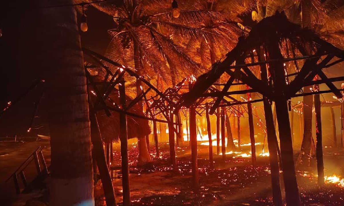 Incendio de palapas en Mahahual.