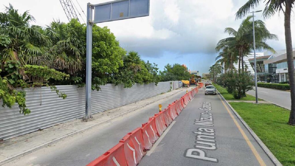 Continúan los cierres viales en Cancún.