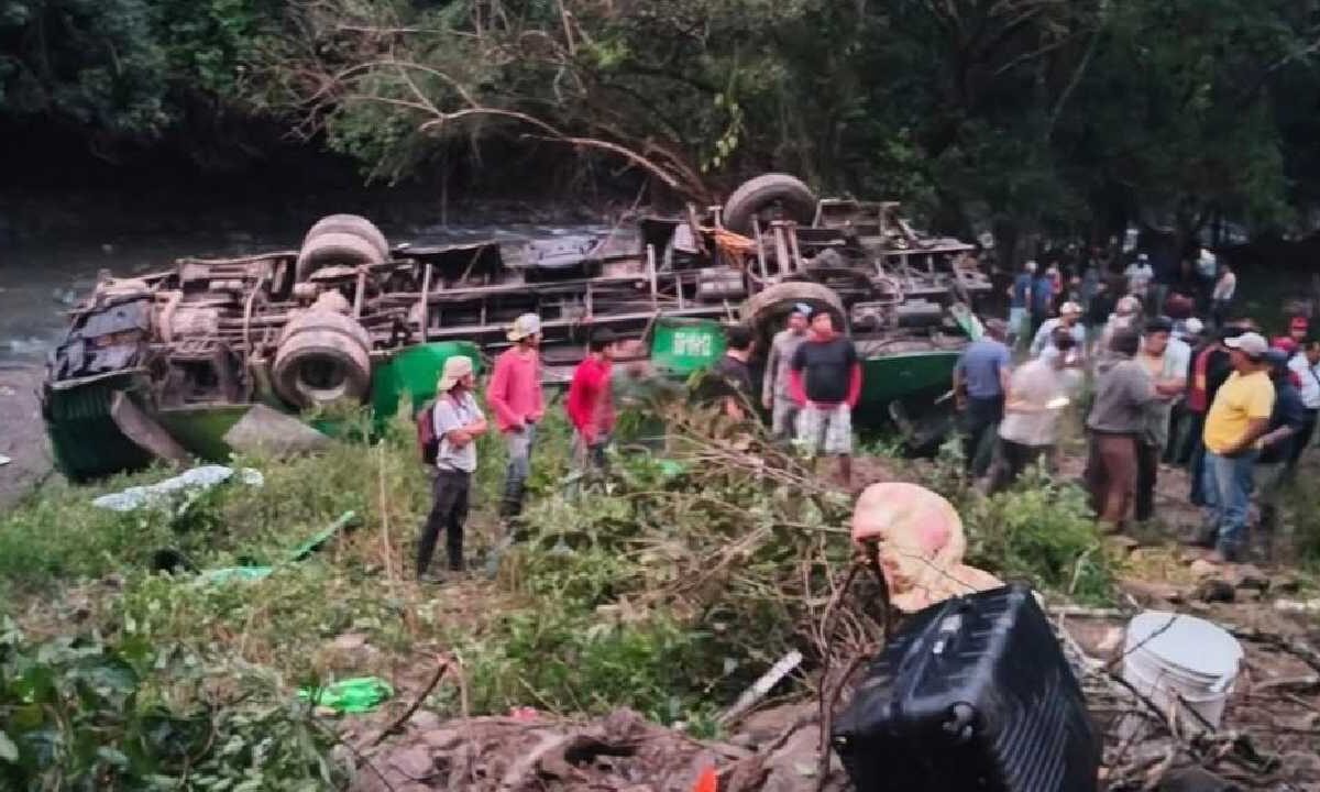Accidente de camión en Veracruz deja ocho muertos.