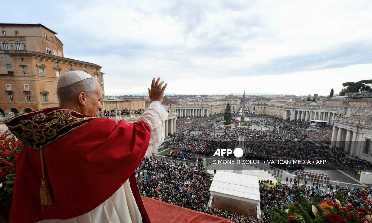 Papa da la bendición al mundo.