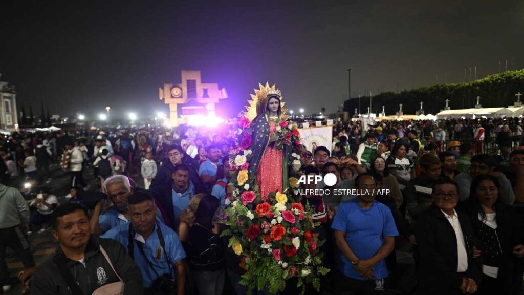 Fieles visitan a la Virgen de Guadalupe.