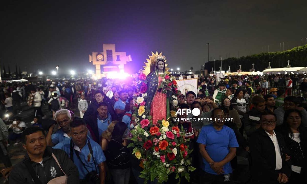 Fieles visitan a la Virgen de Guadalupe.