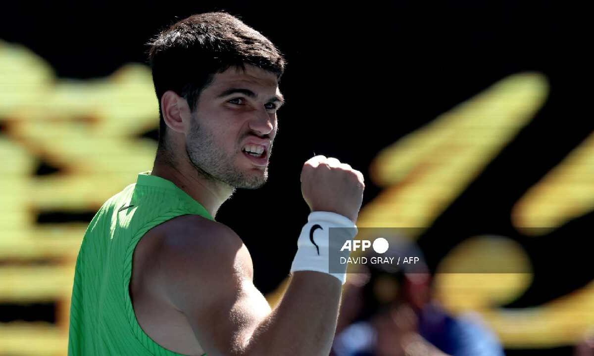 Carlos Alcaraz avanza en el Abierto de Australia y se perfila en busca del título.