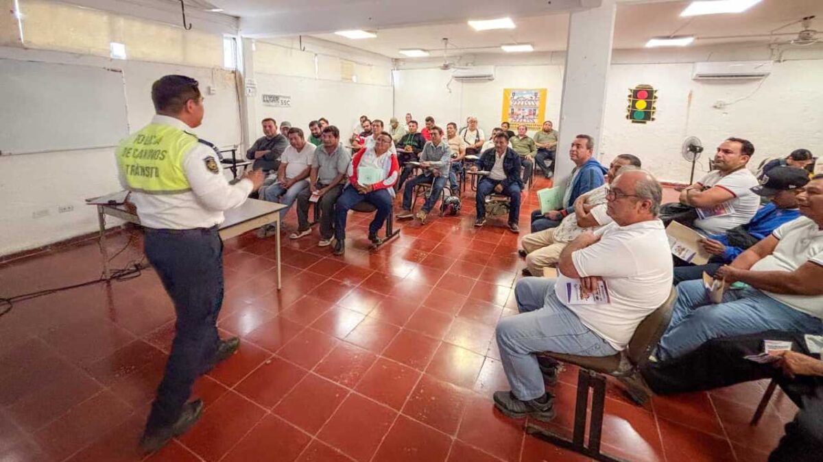 Capacitan a taxistas en Chetumal.