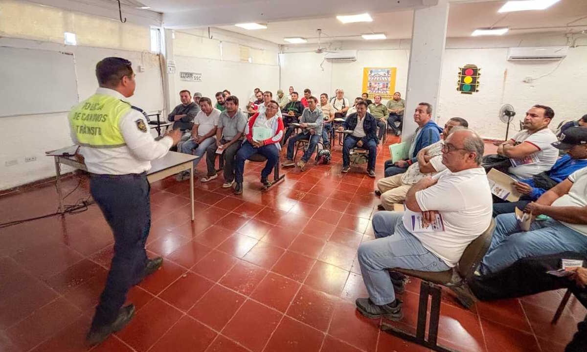 Capacitan a taxistas en Chetumal.