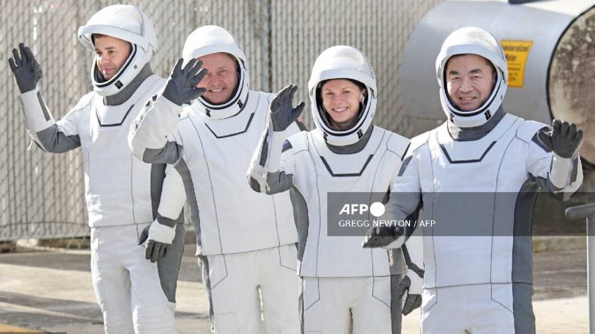 Regreso exitoso de cuatro astronautas.