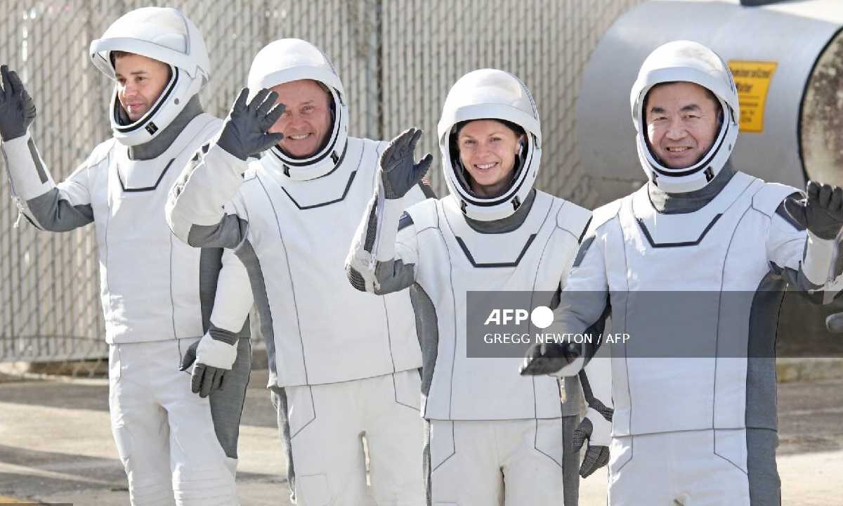 Regreso exitoso de cuatro astronautas.