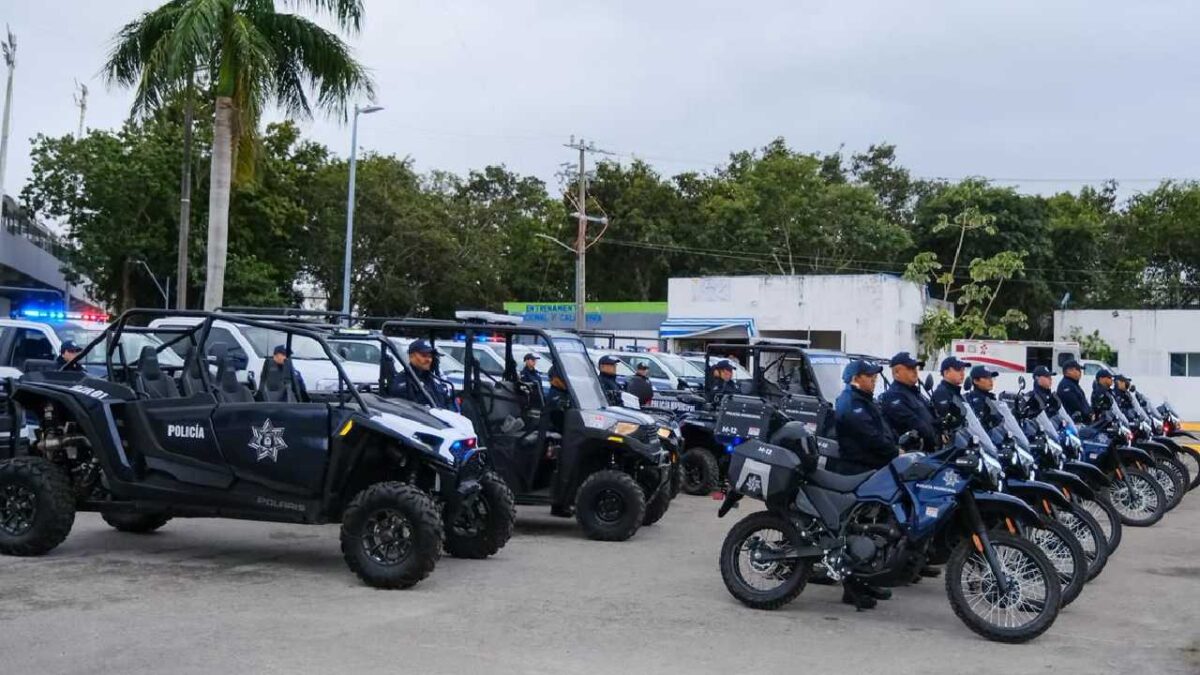 Dan equipo a la policía de Cozumel.