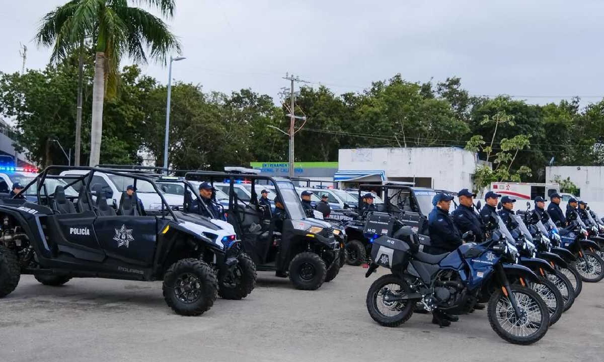 Dan equipo a la policía de Cozumel.
