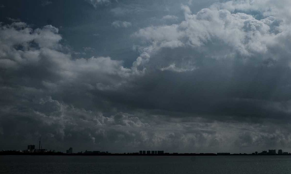Prevén un día nublado y con lluvias.