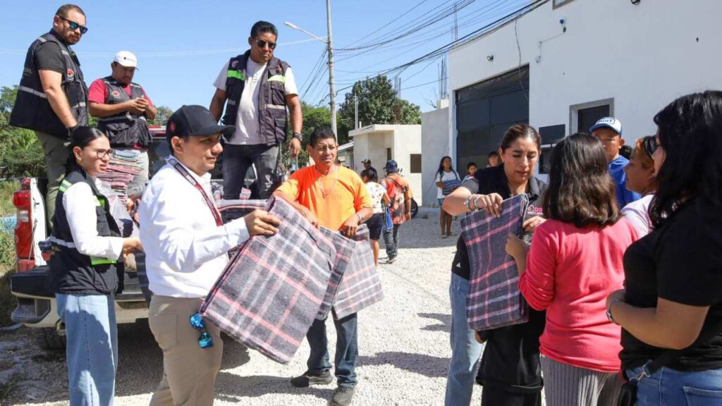 Entrega de cobijas en Benito Juárez.