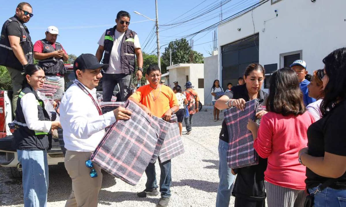 Entrega de cobijas en Benito Juárez.