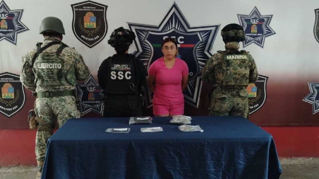 La mujer tenía en su poder varias dosis de drogas.
