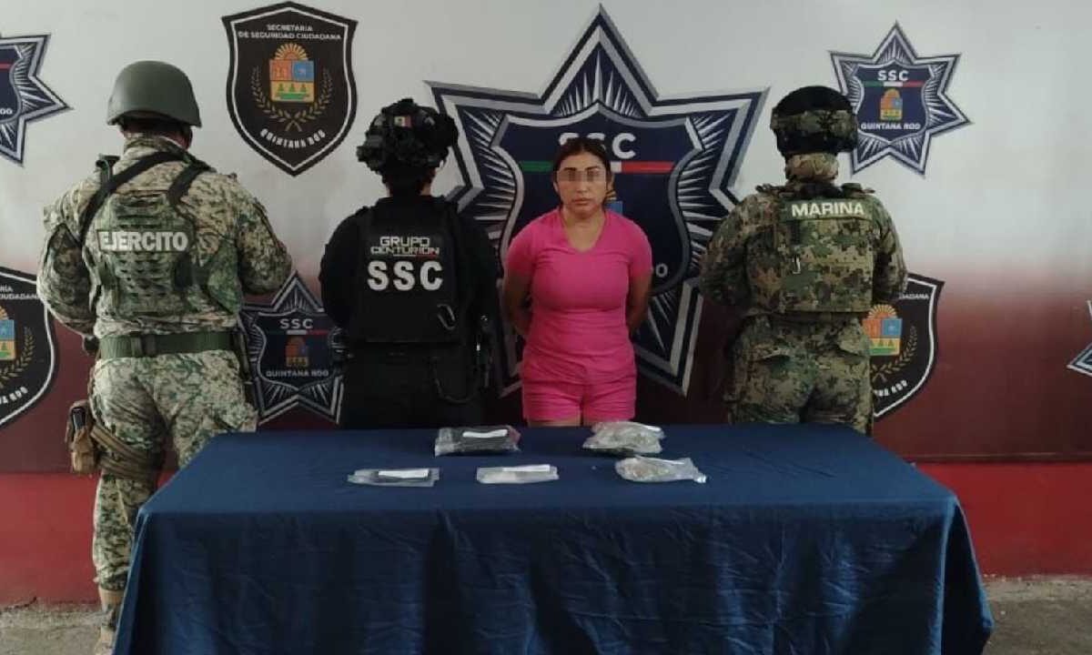 La mujer tenía en su poder varias dosis de drogas.