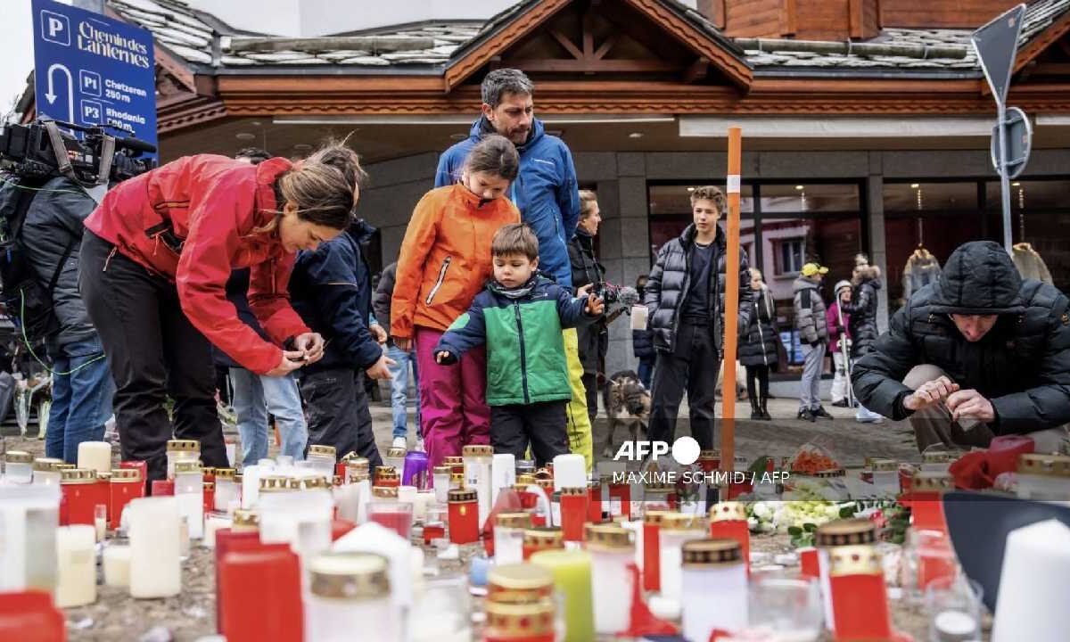 Siguen pesquisas tras incendio mortal en Suiza.