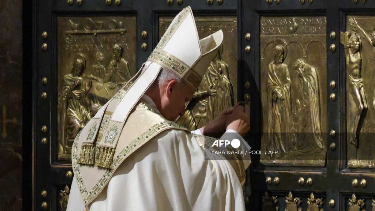 Santo padre cierra la Puerta Santa.