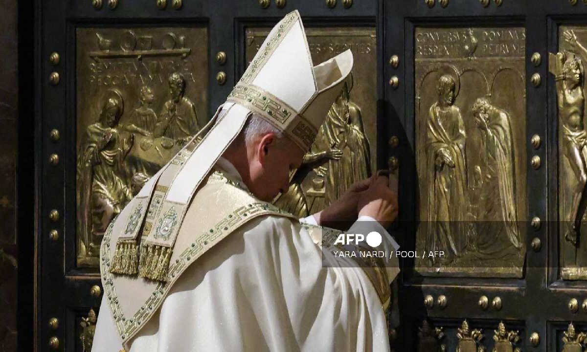 Santo padre cierra la Puerta Santa.