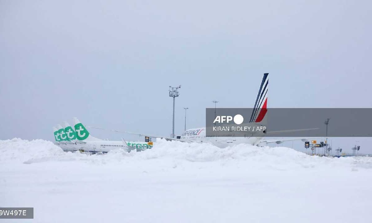 Nevadas desquician actividades en Europa.