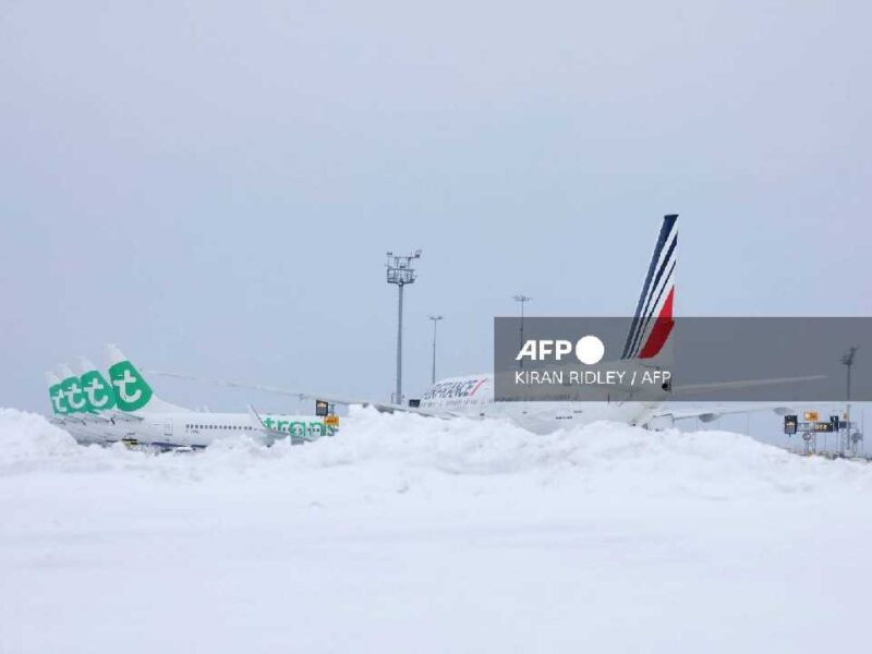 Nieve paraliza aeropuertos y transporte en Europa: caos aéreo en Países Bajos y Francia