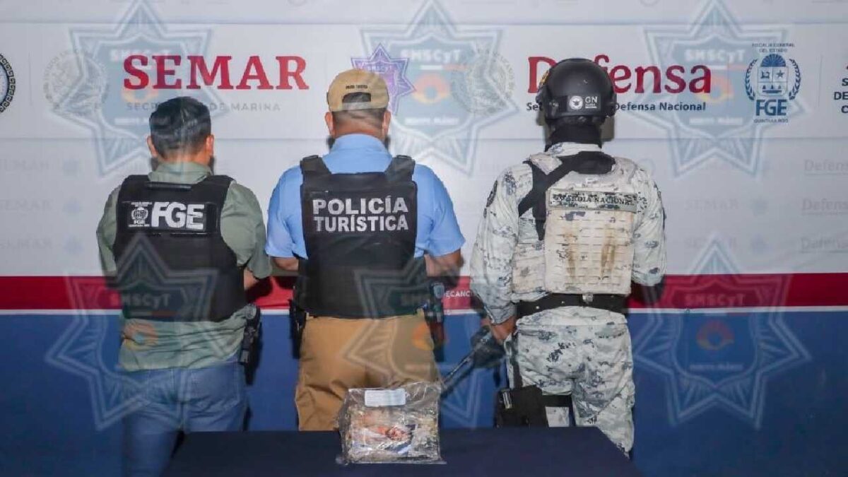 Recala un ladrillo de supuesta cocaína en Cancún.
