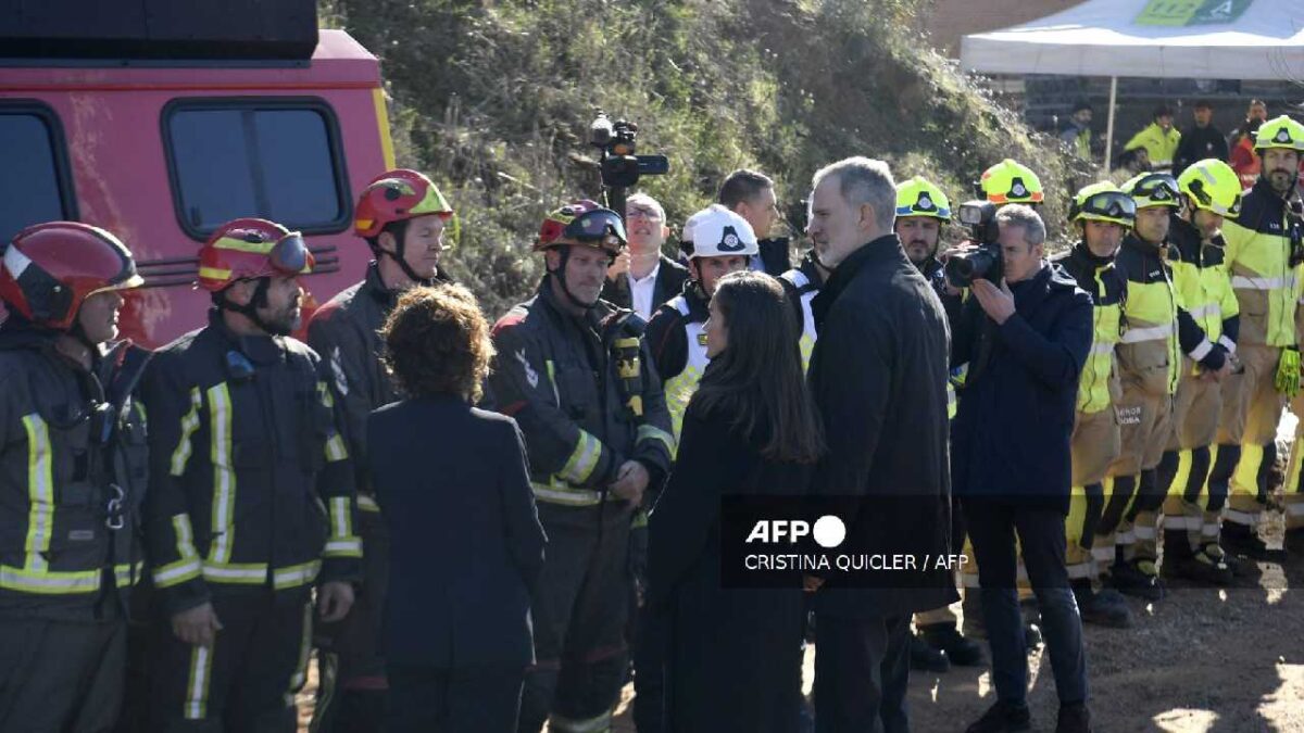 Felipe VI y Letizia , en la zona cero.