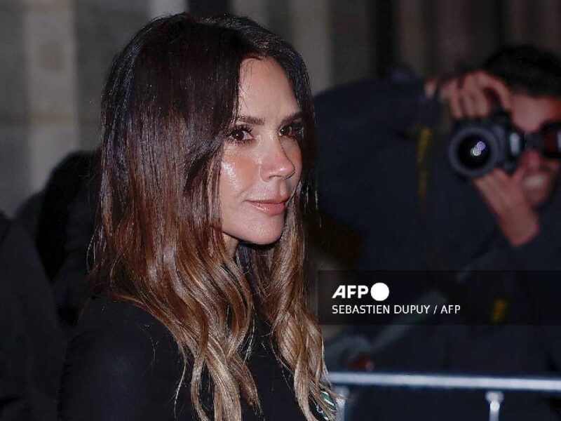 Victoria Beckham recibe distinción en Francia mientras enfrenta tensiones familiares